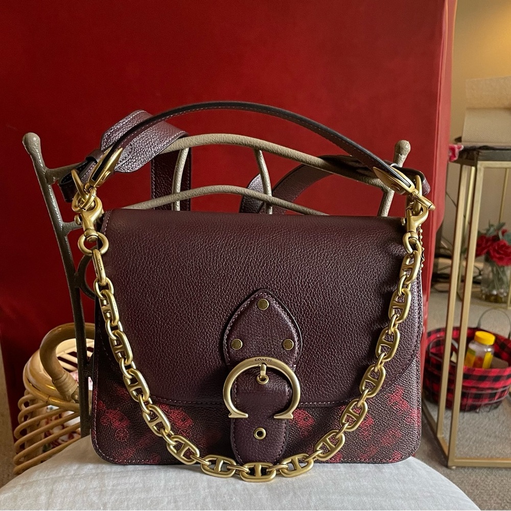 Authentic Coach Handbags (Reloved) Beat Leather Handbag w/gold hardware.